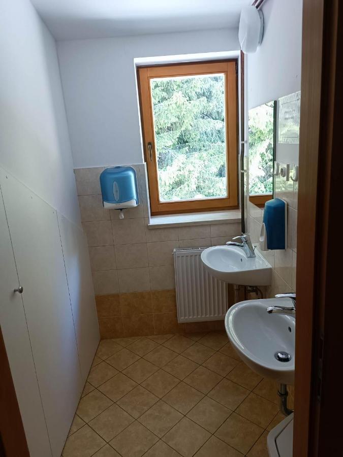 Valvasorjev Dom Pod Stolom Hostel Zirovnica Kültér fotó
